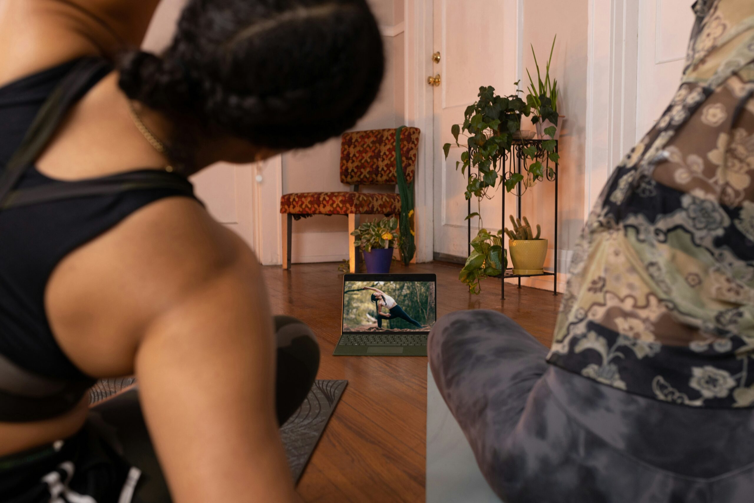 Before and after photo of someone performing calisthenics workouts at home