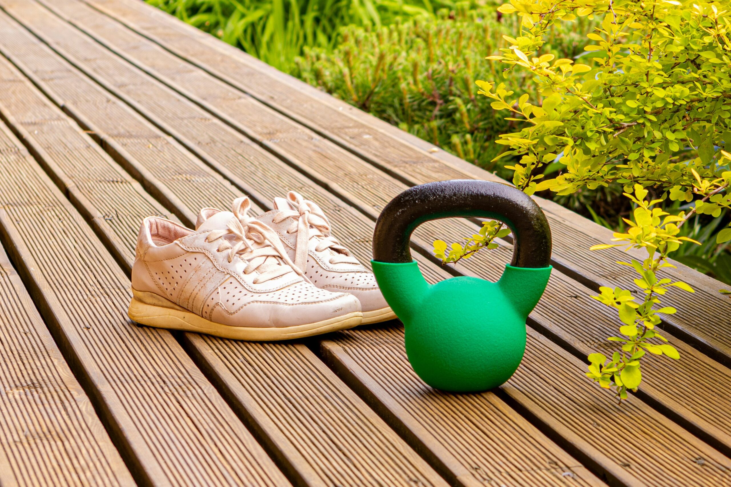 Illustration showing benefits of calisthenics like calorie burn, flexibility, and muscle toning